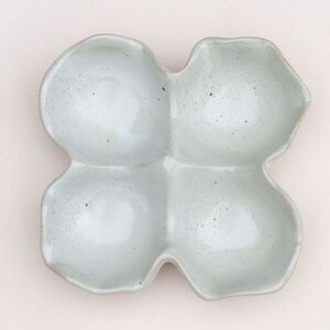HIBBS NWT ceramic glazed egg holder -cream